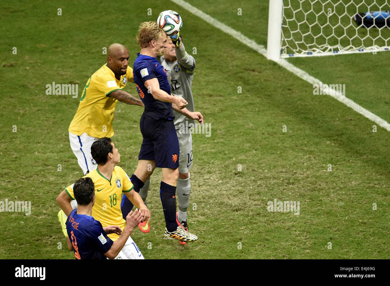 Brasilia, Brasile. 12 Luglio, 2014. Il Brasile è il portiere Julio Cesar (1R) spenna la sfera come vying con Paesi Bassi" Dirk Kuyt (seconda R) durante il terzo posto di play-off match tra il Brasile e i Paesi Bassi del 2014 FIFA World Cup al Estadio Nacional Stadium di Brasilia, Brasile, il 12 luglio 2014. Paesi Bassi ha vinto 3-0 sul Brasile e ha colto il terzo posto del torneo di sabato. Credito: Lui Siu Wai/Xinhua/Alamy Live News Foto Stock