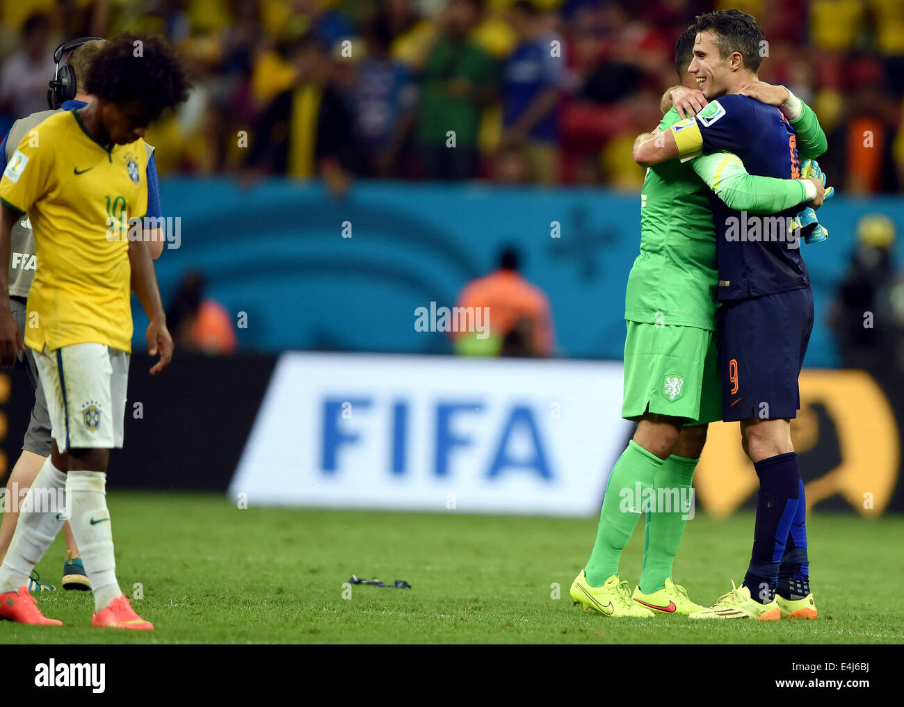 Brasilia, Brasile. 12 Luglio, 2014. Paesi Bassi" Robin van Persie (1R) celebra dopo il terzo posto di play-off match tra il Brasile e i Paesi Bassi del 2014 FIFA World Cup al Estadio Nacional Stadium di Brasilia, Brasile, il 12 luglio 2014. Paesi Bassi ha vinto 3-0 sul Brasile e ha colto il terzo posto del torneo di sabato. Credito: Guo Yong/Xinhua/Alamy Live News Foto Stock