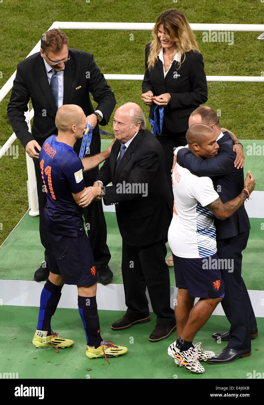 Brasilia, Brasile. 12 Luglio, 2014. Paesi Bassi" Arjen Robben (1L, anteriore) stringe la mano con il presidente della FIFA Sepp Blatter (2a L, anteriore) durante la premiazione dopo il terzo posto di play-off match tra il Brasile e i Paesi Bassi del 2014 FIFA World Cup al Estadio Nacional Stadium di Brasilia, Brasile, il 12 luglio 2014. Paesi Bassi ha vinto 3-0 sul Brasile e ha colto il terzo posto del torneo di sabato. Credito: Lui Siu Wai/Xinhua/Alamy Live News Foto Stock