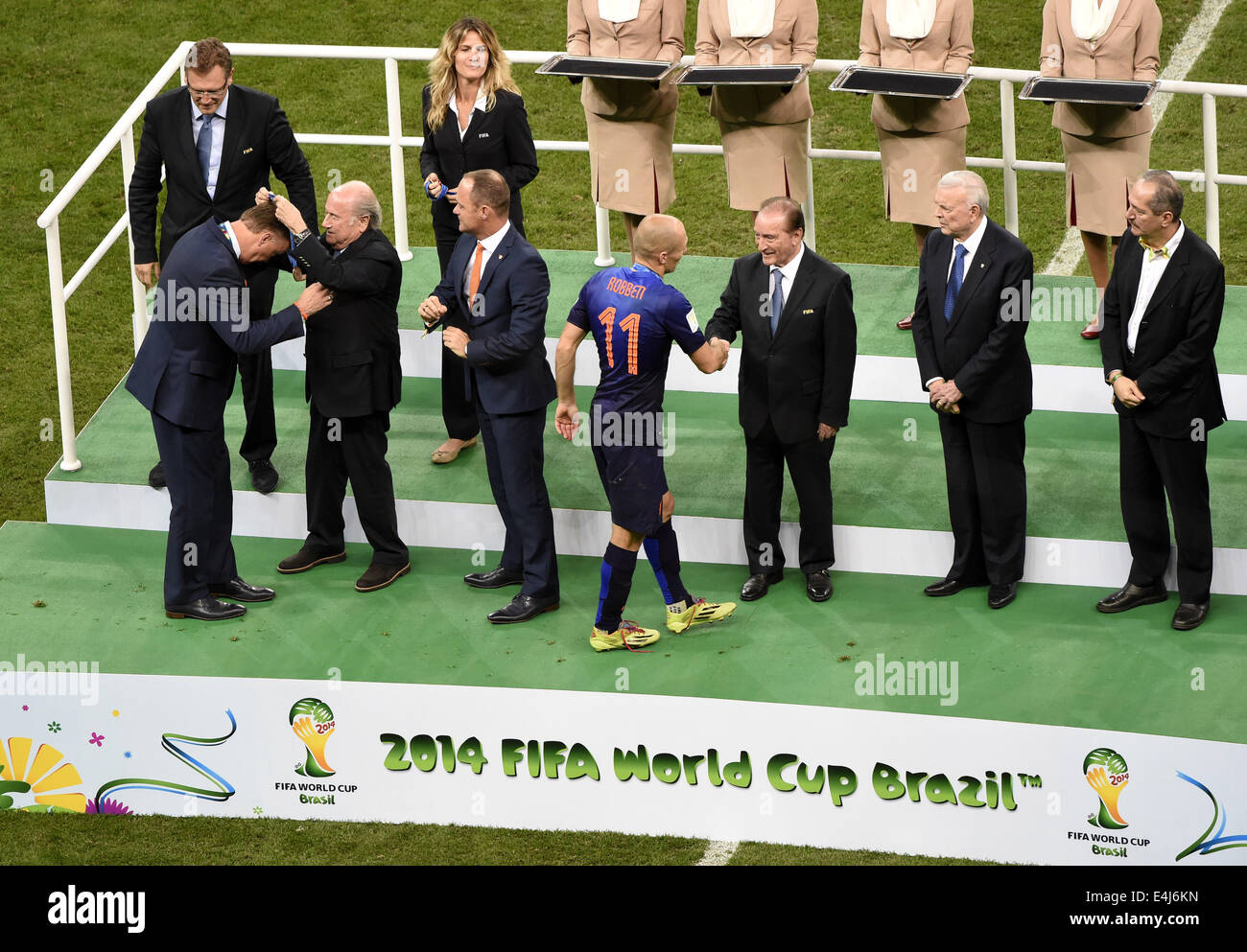 Brasilia, Brasile. 12 Luglio, 2014. Paesi Bassi" pullman Louis van Gaal (1L, anteriore) viene presentato con la sua medaglia dal presidente della FIFA Sepp Blatter (2a L, anteriore) durante la premiazione dopo il terzo posto di play-off match tra il Brasile e i Paesi Bassi del 2014 FIFA World Cup al Estadio Nacional Stadium di Brasilia, Brasile, il 12 luglio 2014. Paesi Bassi ha vinto 3-0 sul Brasile e ha colto il terzo posto del torneo di sabato. Credito: Lui Siu Wai/Xinhua/Alamy Live News Foto Stock
