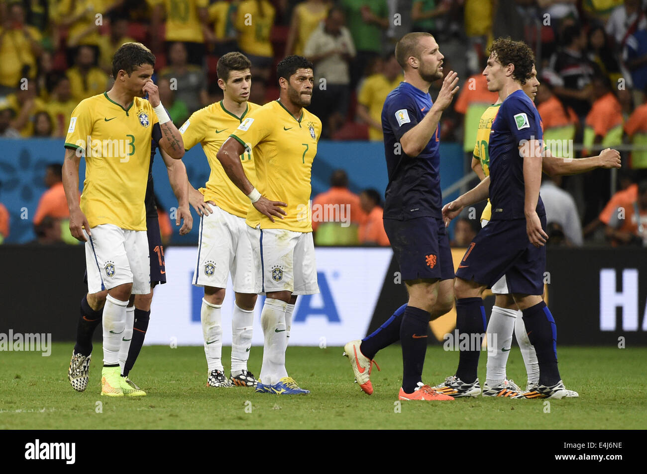 Brasilia, Brasile. 12 Luglio, 2014. Paesi Bassi" Il sistema VIES con il Brasile è Thiago Silva (1L), Oscar (2 L) e Hulk (3 L) reagire dopo il terzo posto di play-off match tra il Brasile e i Paesi Bassi del 2014 FIFA World Cup al Estadio Nacional Stadium di Brasilia, Brasile, il 12 luglio 2014. Paesi Bassi ha vinto 3-0 sul Brasile e ha colto il terzo posto del torneo di sabato. Credito: Cao può/Xinhua/Alamy Live News Foto Stock