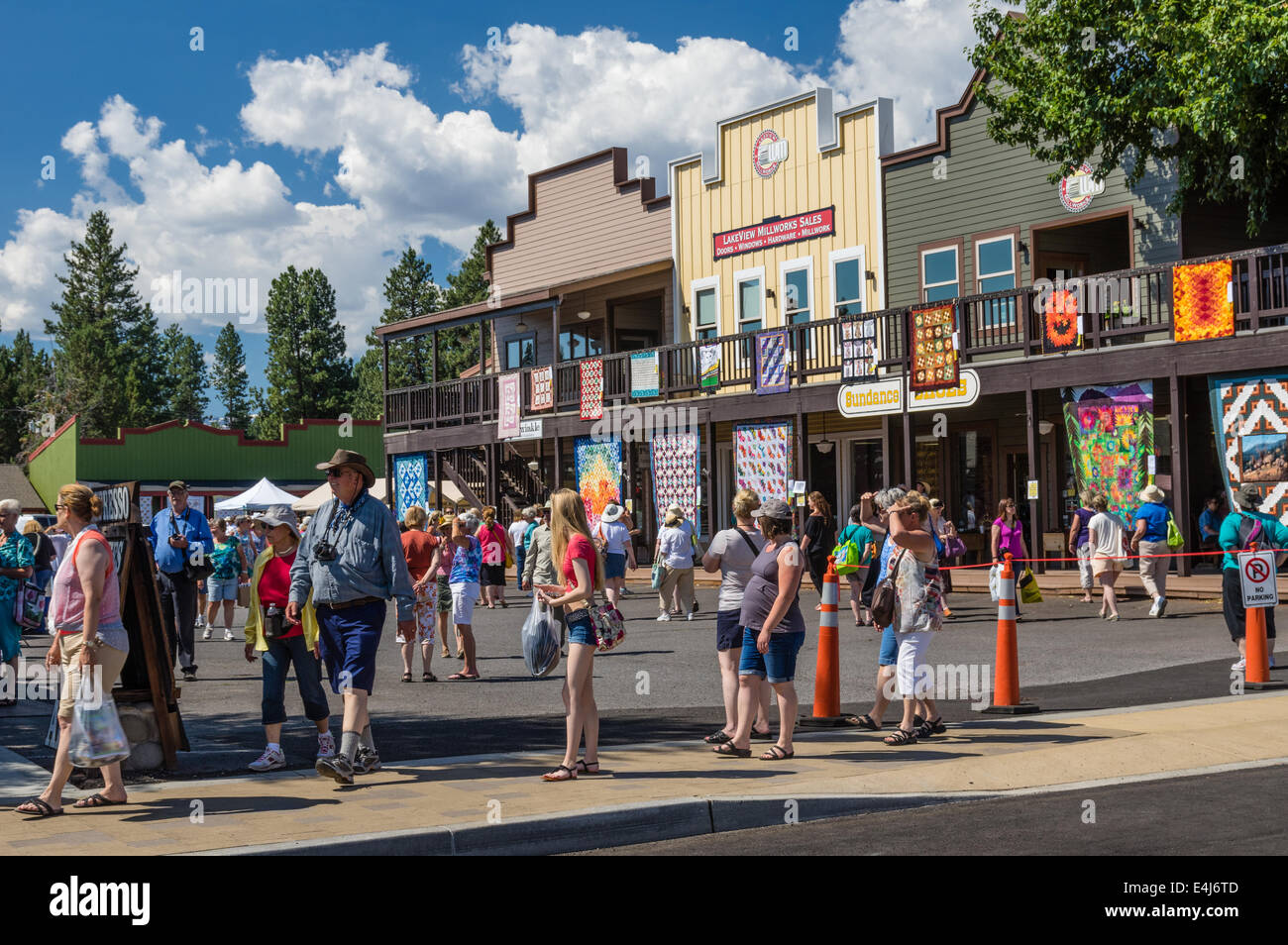 Sorelle, OREGON, Luglio 12th, 2014. Le Suore annuale, Oregon quilt festival attira migliaia di visitatori internazionali. Nella sua XXXIX anno è classificato come il più grande all'aperto festival quilt negli Stati Uniti. Foto Stock