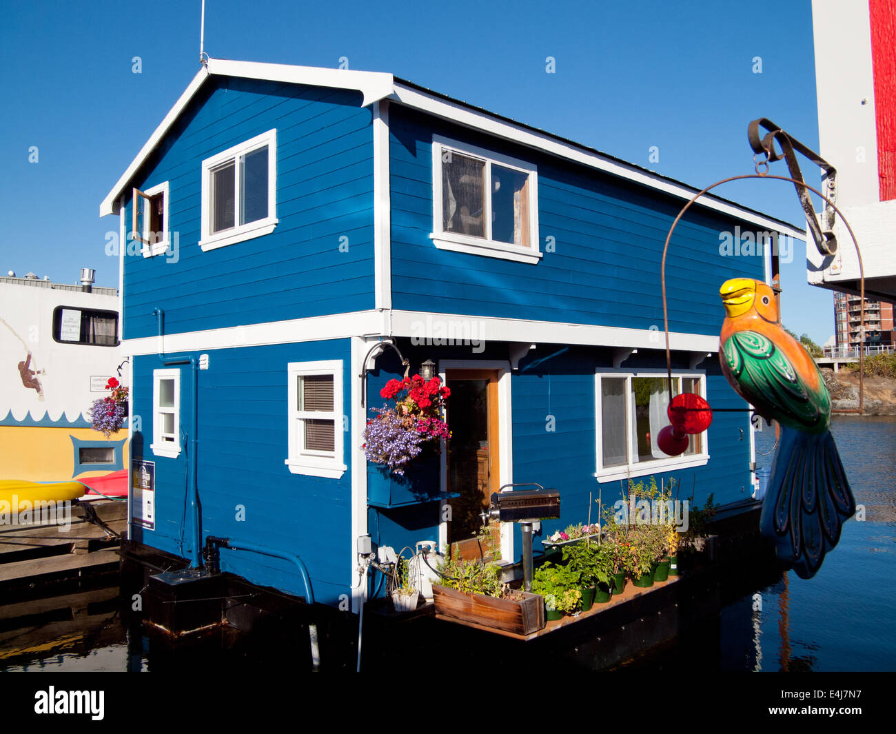 Un bel blu houseboat galleggiante (home) ormeggiata al Pontile del Pescatore in Victoria, British Columbia, Canada. Foto Stock