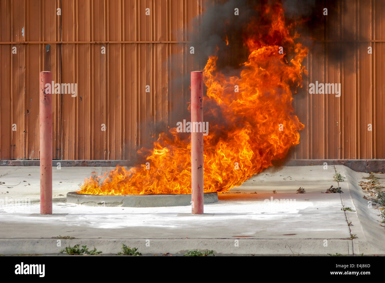 Incendio in una buca per il fuoco utilizzato per scopi di formazione. Foto Stock