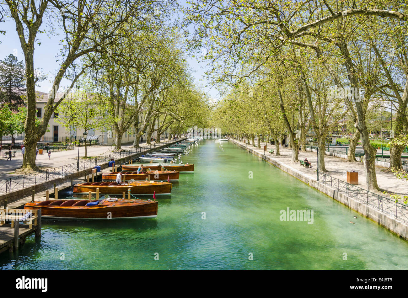 Tradizionali barche di legno ormeggiate sulla alberata Canal du Vasse, Annecy, Haute-Savoie, Rhone-Alpes, Francia Foto Stock