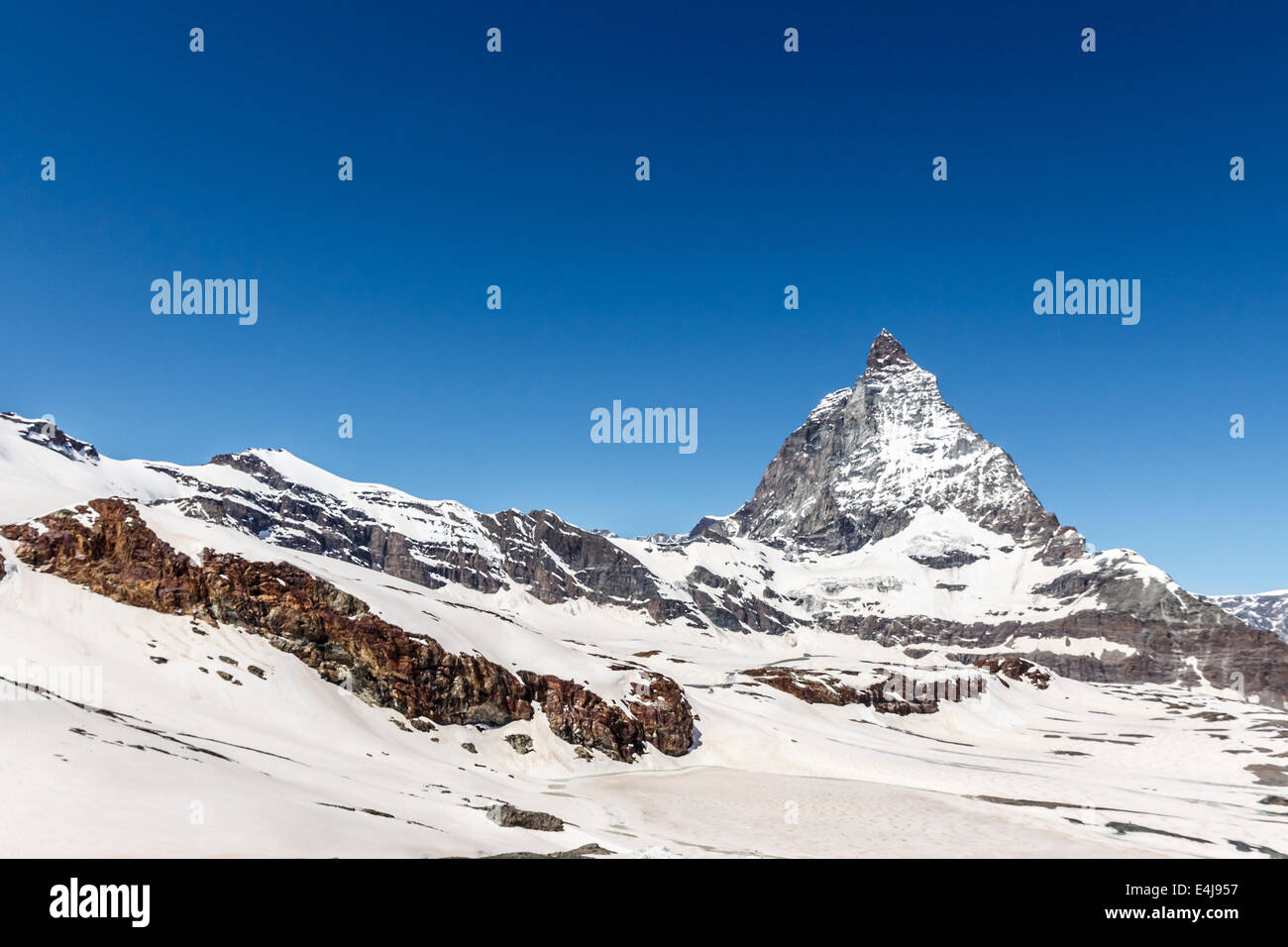 Bella montagna Cervino con cielo blu sullo sfondo, Alpi Zermatt, Svizzera Foto Stock