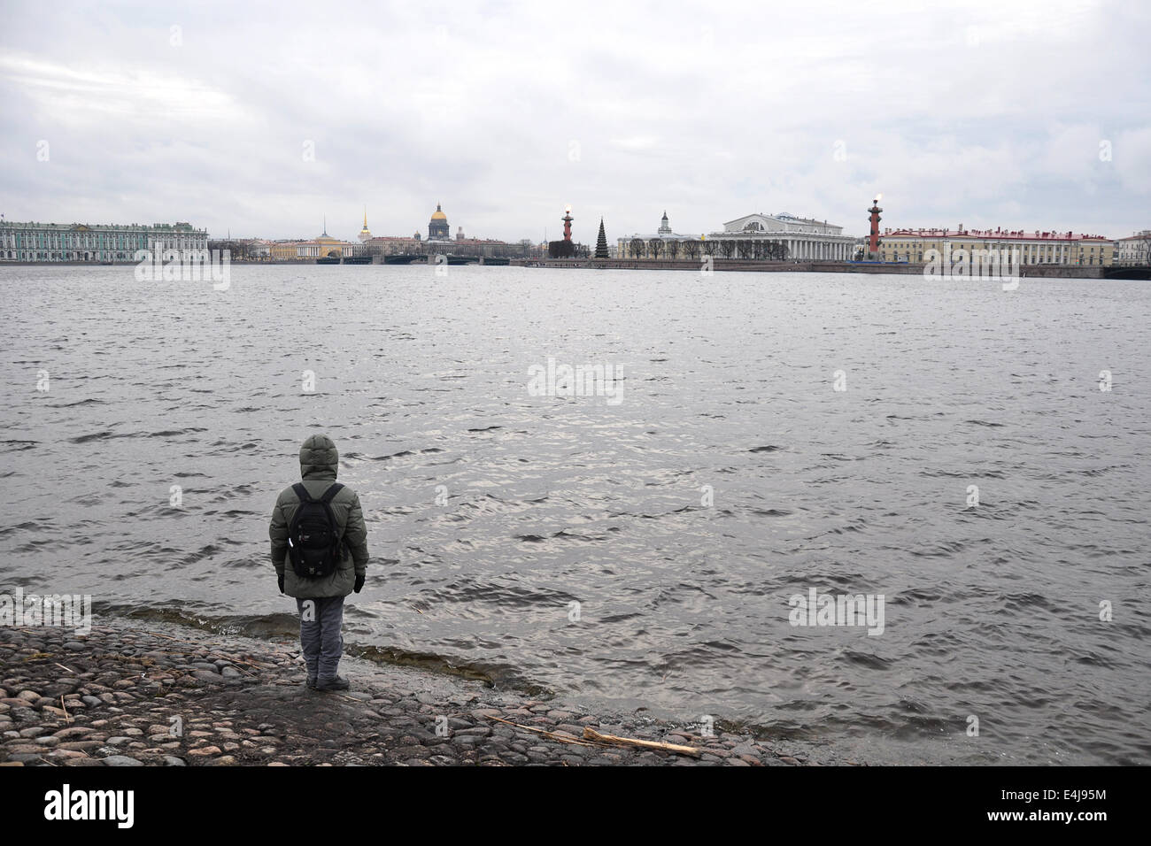 Ragazzo lungo gli argini del fiume Neva Foto Stock