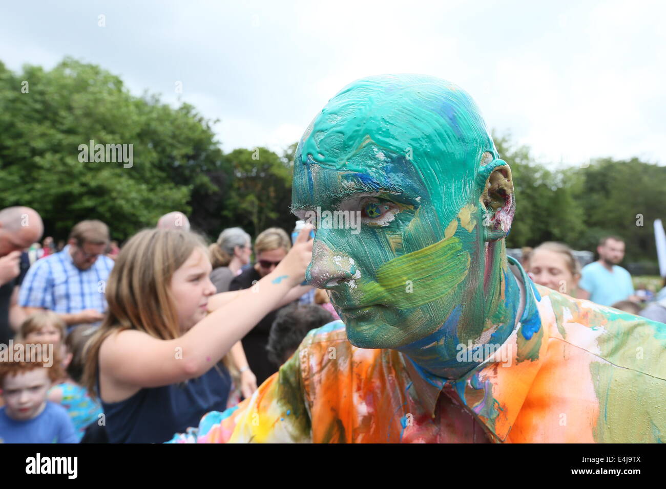 Blanko (Johnman) è coperto di vernice. Immagine da Laya Healthcare spettacolare città in Merrion Square nel centro della città di Dublino. Foto Stock