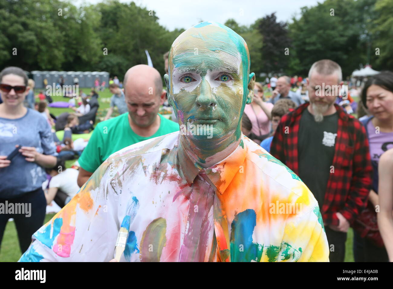 Blanko (Johnman) è coperto di vernice. Immagine da Laya Healthcare spettacolare città in Merrion Square nel centro della città di Dublino. Foto Stock