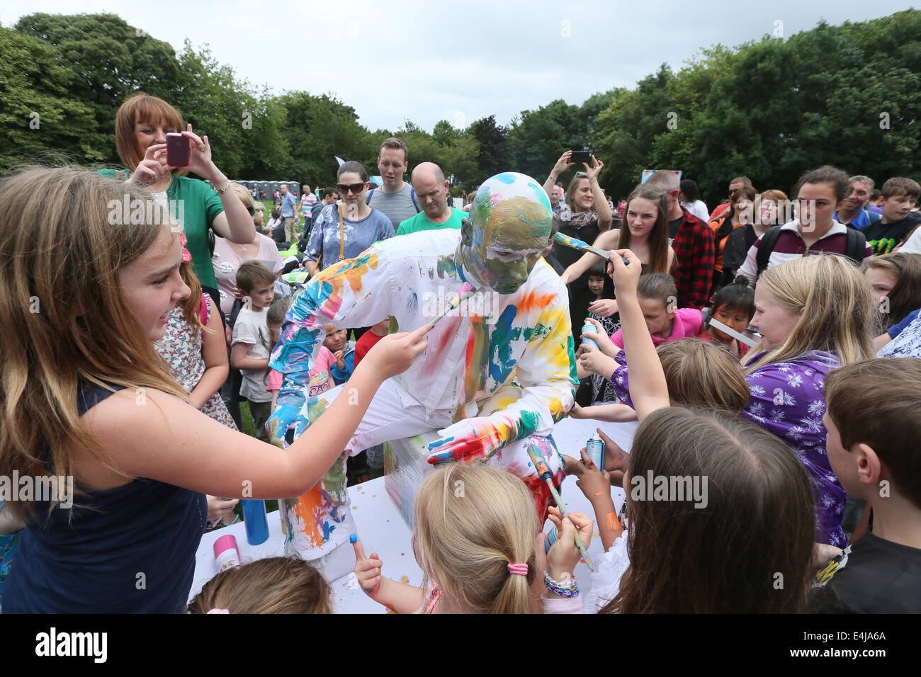 Blanko (Johnman) è coperto di vernice. Immagine da Laya Healthcare spettacolare città in Merrion Square nel centro della città di Dublino. Foto Stock