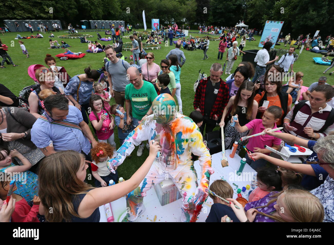 Blanko (Johnman) è coperto di vernice. Immagine da Laya Healthcare spettacolare città in Merrion Square nel centro della città di Dublino. Foto Stock