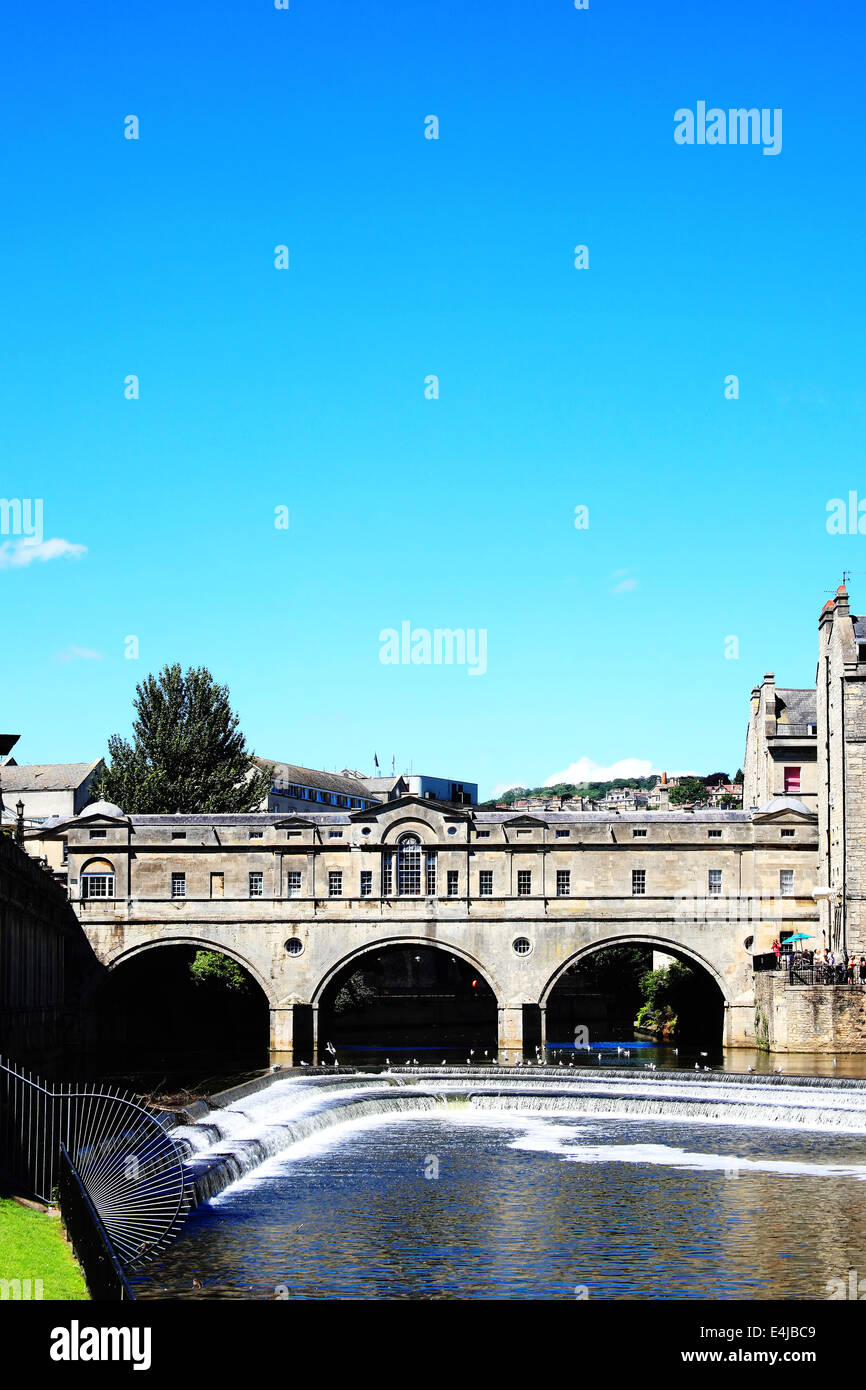 Pulteney Bridge attraverso il fiume Avon a Bath, Somerset, Inghilterra, Regno Unito, progettato da Robert Adams e completato nel 1773 Foto Stock