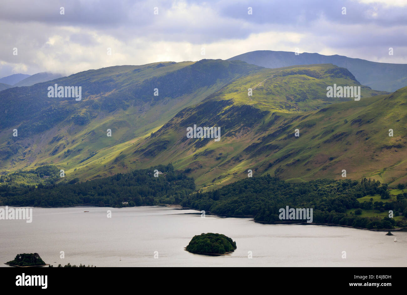 Nero roccioso, Maiden Moor, e alta Spy sopra Derwentwater, Lake District, Cumbria Foto Stock