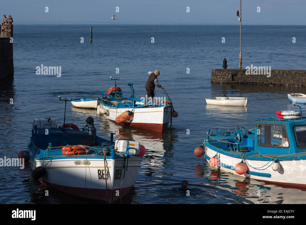 Lynmouth Harbour, Devon. Un pescatore mori la sua barca ad una boa di ormeggio. Foto Stock