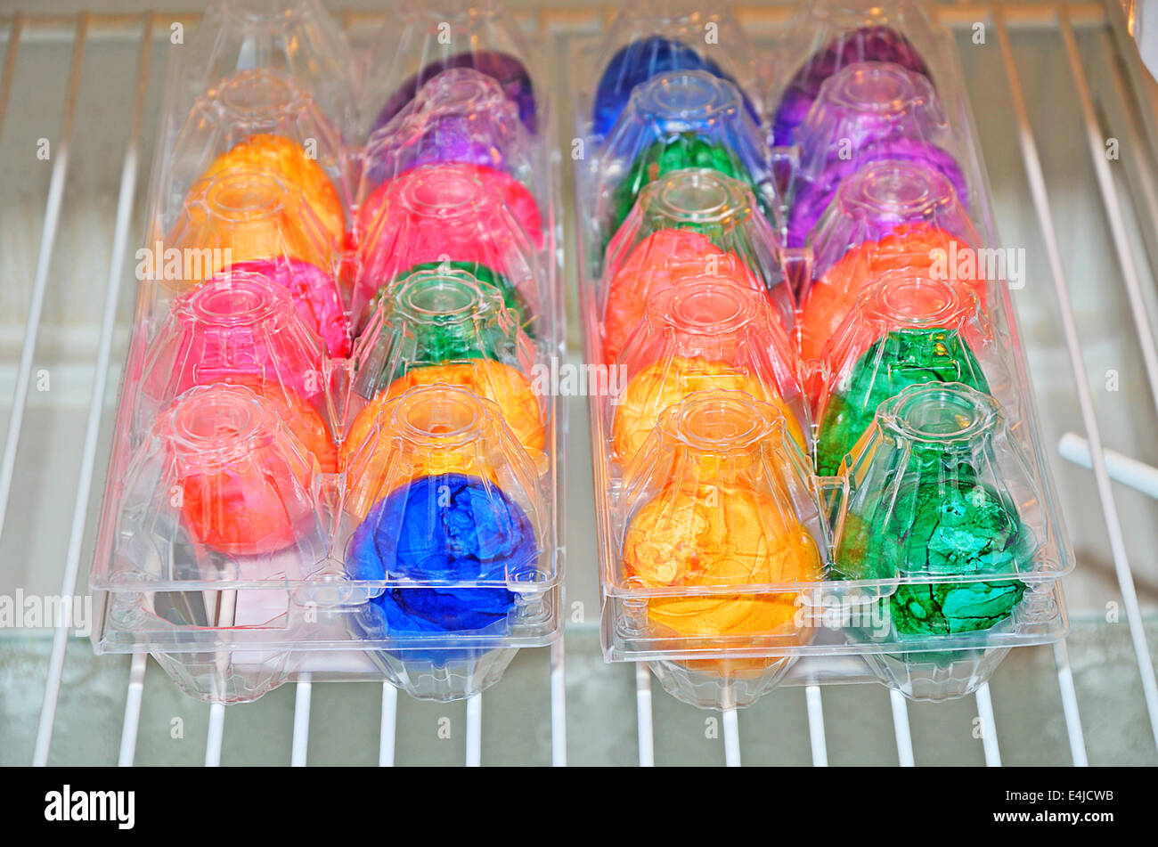 Sode uova colorate all'interno di un frigorifero, close up Foto Stock
