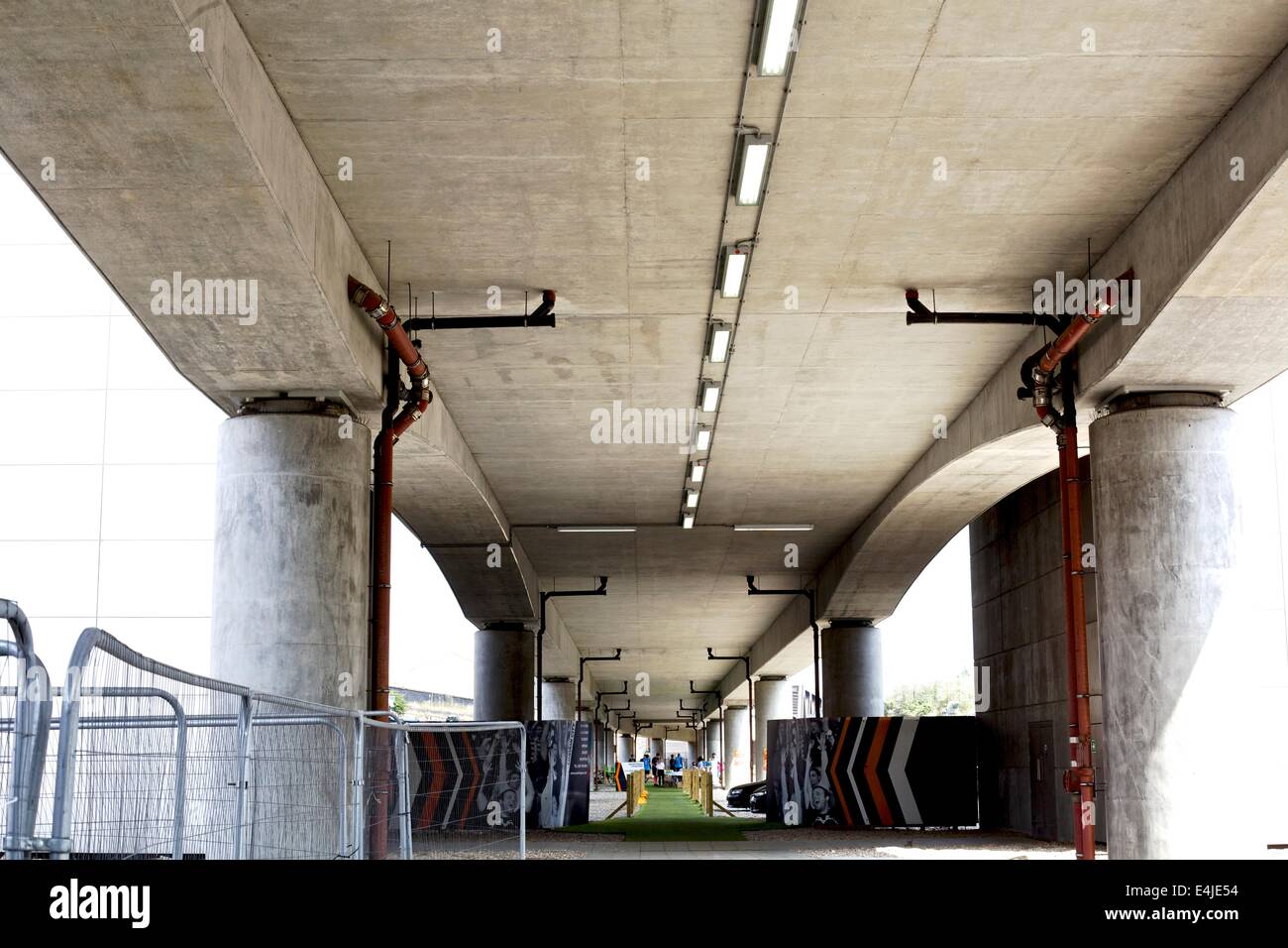 Shoreditch Stazione di Londra con pilastri di calcestruzzo. Foto Stock