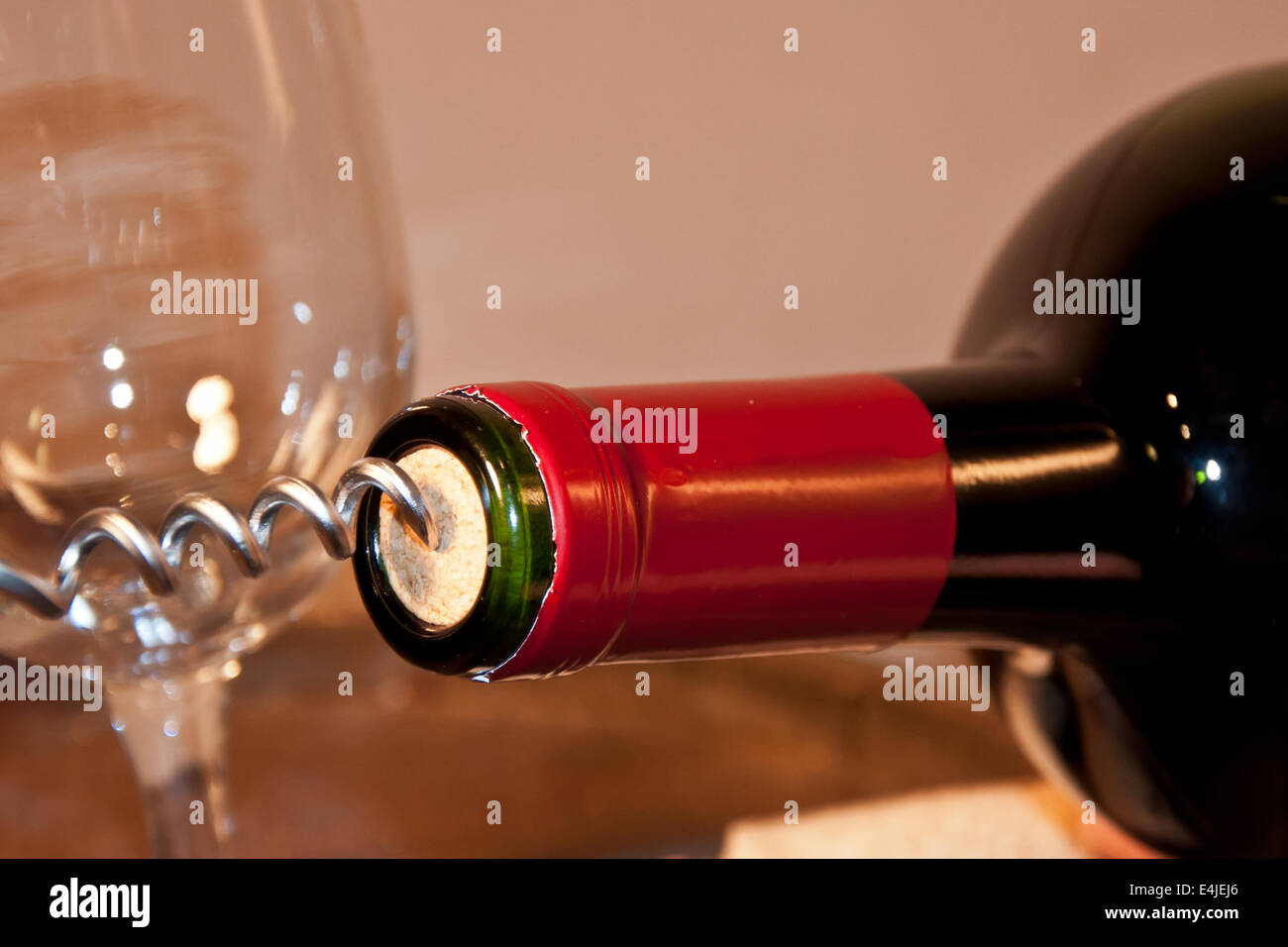 Apertura di una bottiglia di vino Foto Stock