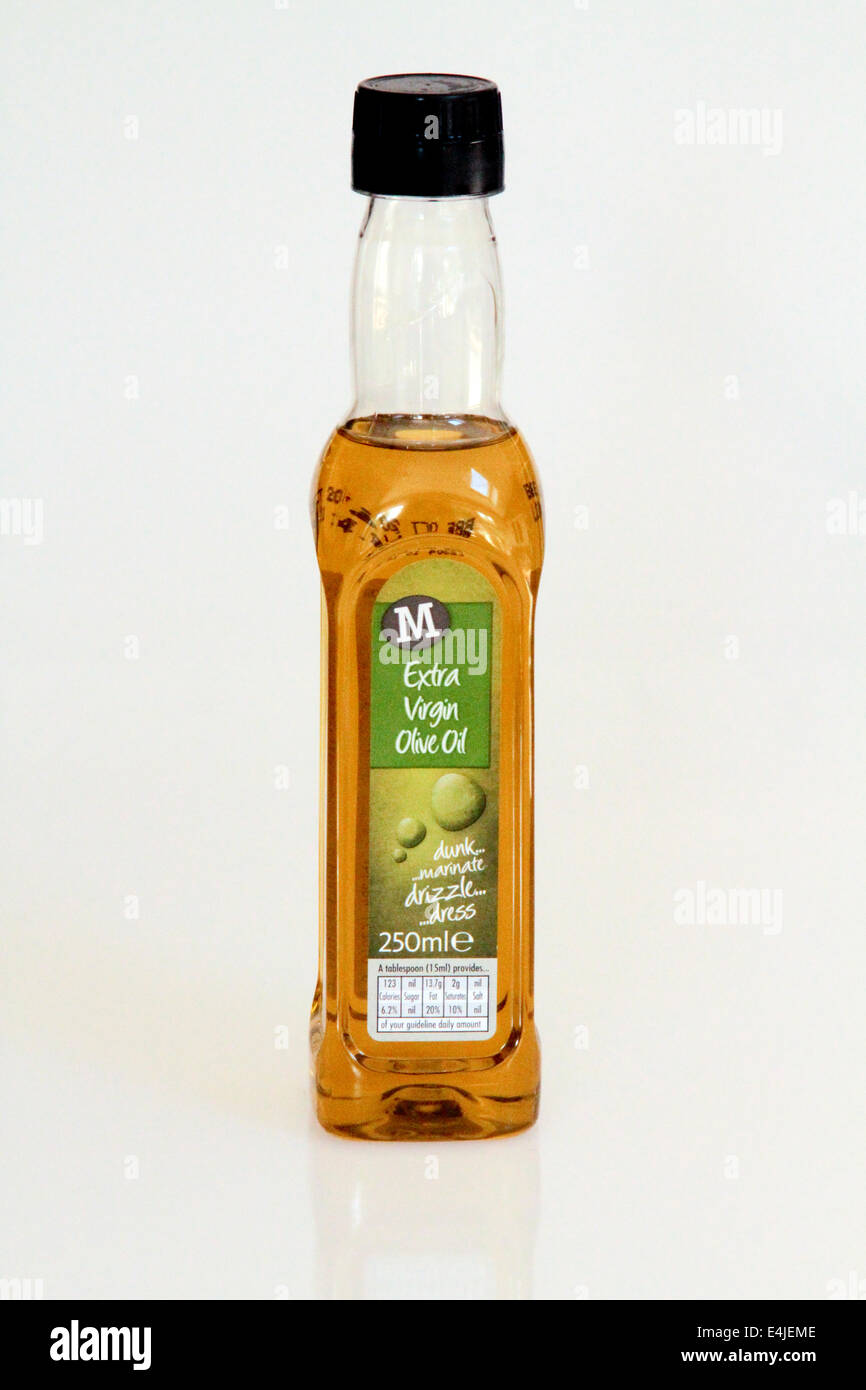 Bottiglia di Morrison's olio extra vergine di oliva su uno sfondo luminoso Foto Stock