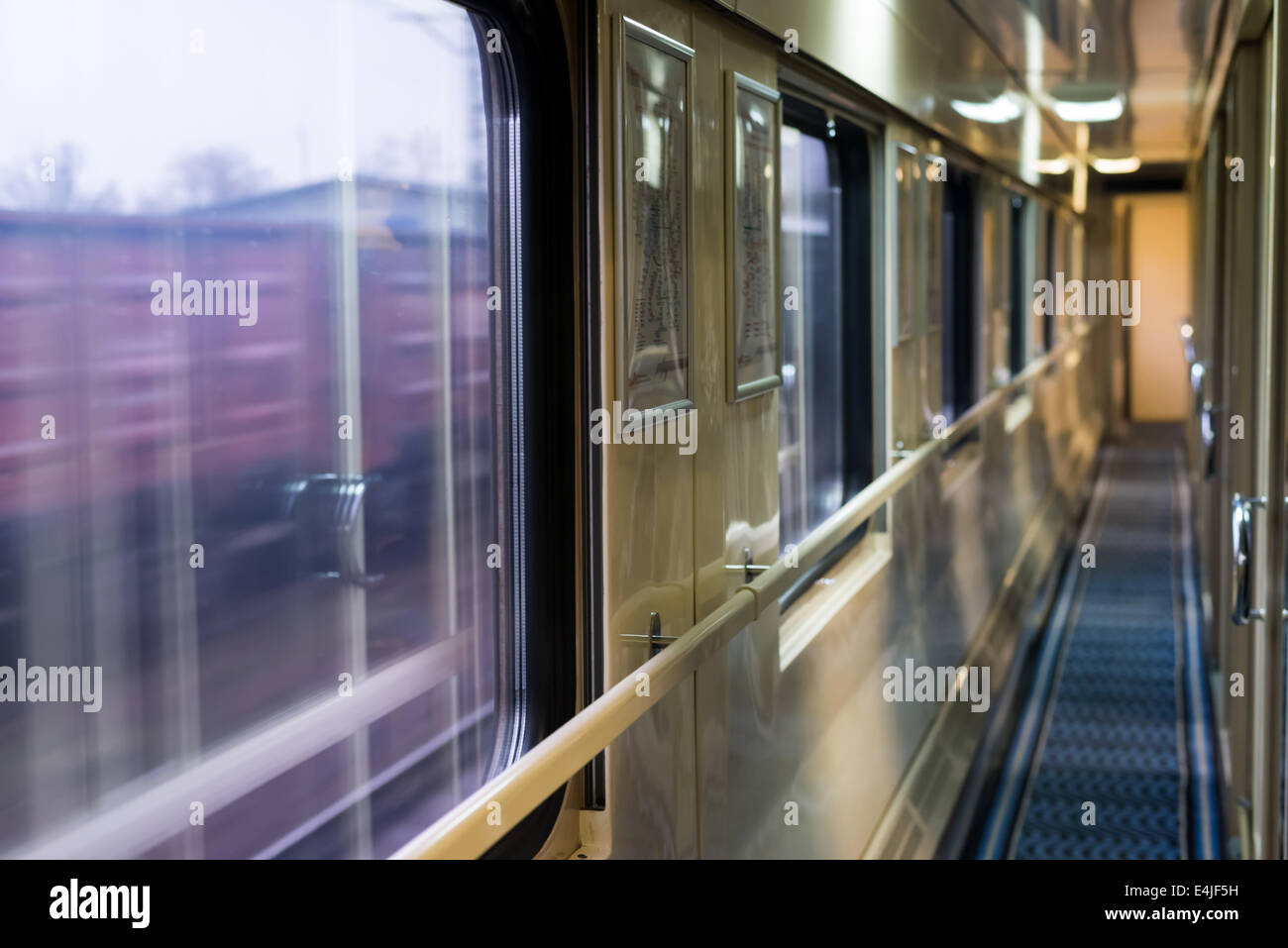 Il corridoio per il vagone letto treni Foto Stock