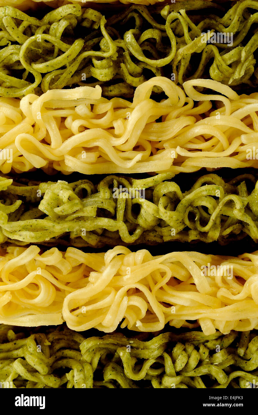 Essiccato tagliatelle verdi e Dried Noodles Foto Stock