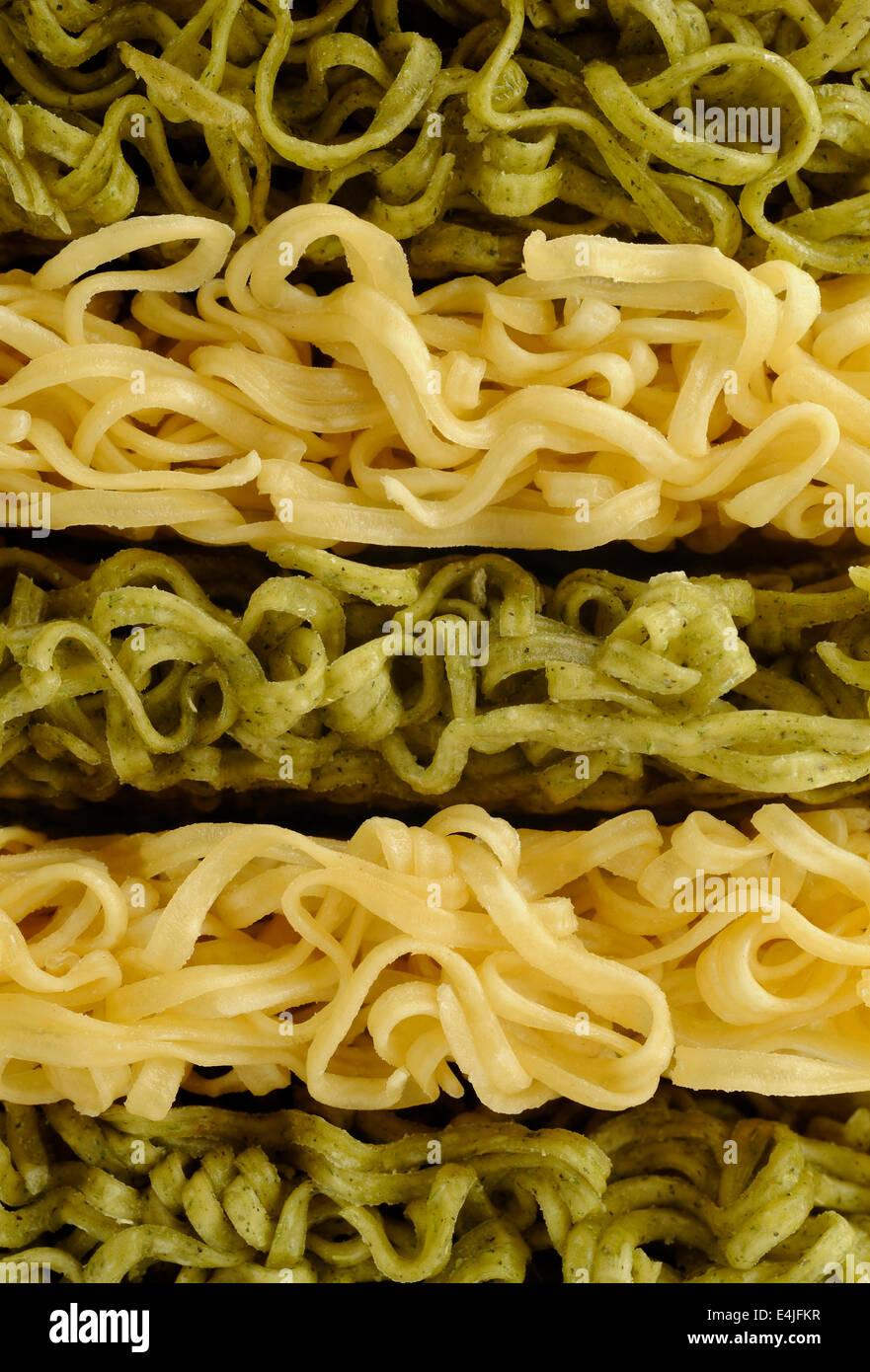 Essiccato tagliatelle verdi e Dried Noodles Foto Stock