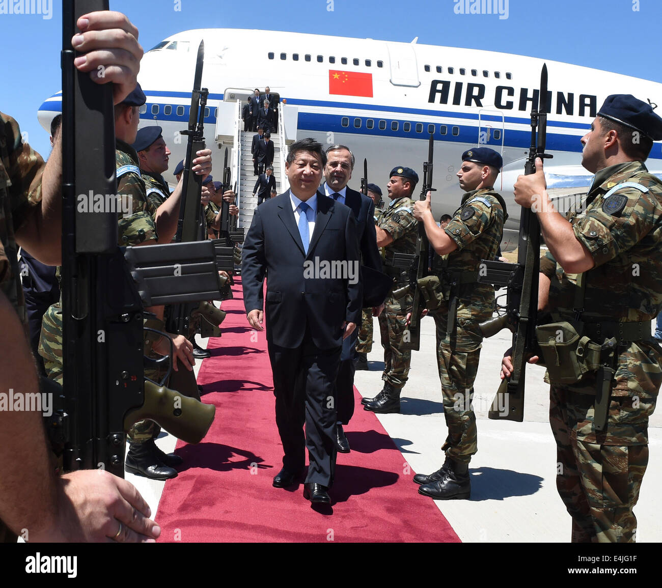 L' isola di Rodi, Diagoras International Airport sulla isola di Rodi in Grecia. 13 Luglio, 2014. Il presidente cinese Xi Jinping (C, anteriore) è ricevuto dal Primo Ministro greco Antonis SAMARAS (C, posteriore) dopo il suo arrivo presso l'aeroporto internazionale di Diagoras in Rodi in Grecia, 13 luglio 2014. Xi Jinping sono arrivati in Grecia la domenica per fare una sosta durante il suo modo di America Latina, dove egli pagherà le visite di stato in Brasile, Argentina, Venezuela e Cuba, nonché assistere al sesto vertice BRICS. Credito: Li Xueren/Xinhua/Alamy Live News Foto Stock