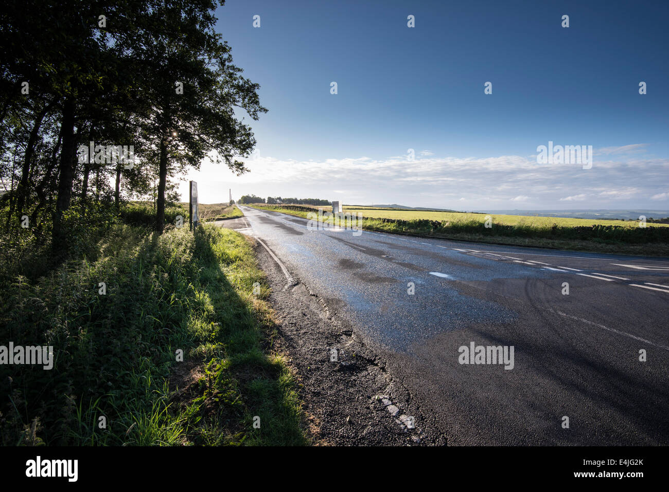 La strada militare romana nei pressi di Vallo di Adriano, in Northumberland vicino al villaggio di Twice-Brewed guardando ad est nelle prime ore del mattino Foto Stock