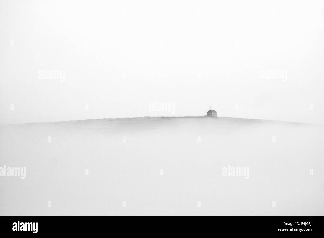 Capanna sulla collina nella nebbia Foto Stock