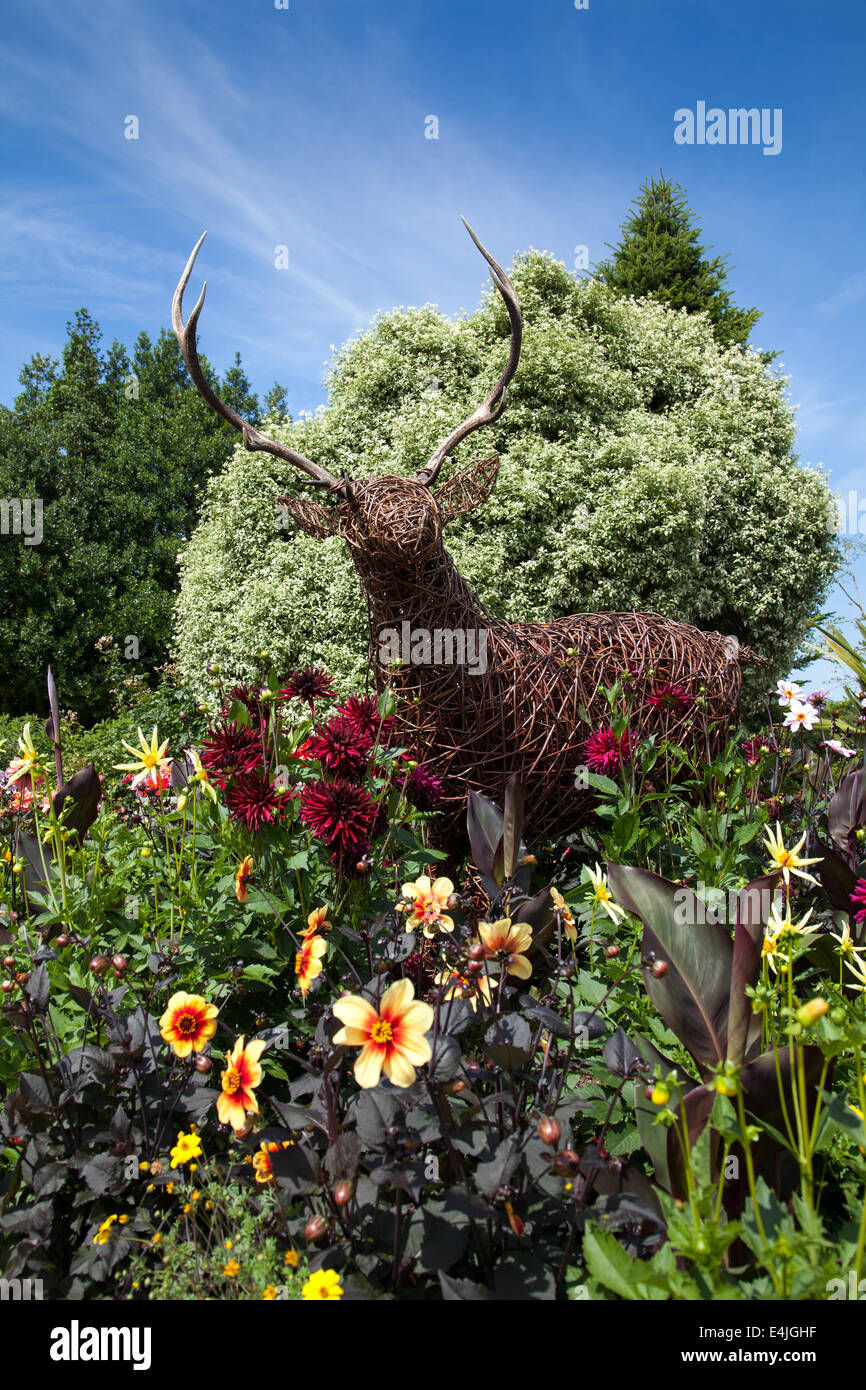 Wickerwork, intrecciati o intrecciati ramoscelli o osiers Deer statue in premiati giardini superbi a Ness, Wirral Peninsula, con vista sull'estuario del Dee, Regno Unito Foto Stock