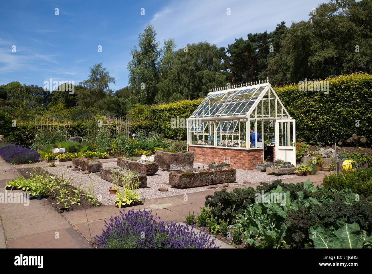 Il pluripremiato cortile con giardini e serra, la serra di Ness sulla penisola di Wirral, affacciato sull'estuario di Dee, Merseyside, Regno Unito Foto Stock