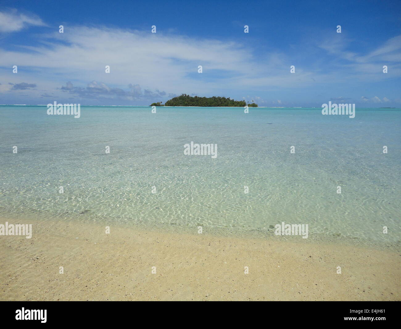 Nella laguna di Aitutaki, Isole Cook, con le chiare acque blu Foto Stock