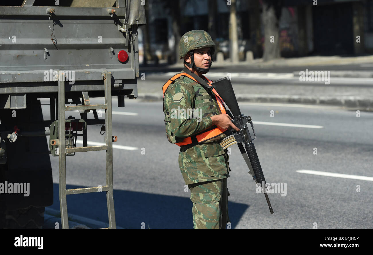 Rio de Janeiro, Brasile. 13 Luglio, 2014. Il brasiliano della Polizia Militare si prepara per la Coppa del Mondo FIFA 2014 soccer finale tra Germania e Argentina al di fuori dell'Estadio do Maracana di Rio de Janeiro, Brasile, 13 luglio 2014. Foto: Andreas Gebert/dpa/Alamy Live News Foto Stock