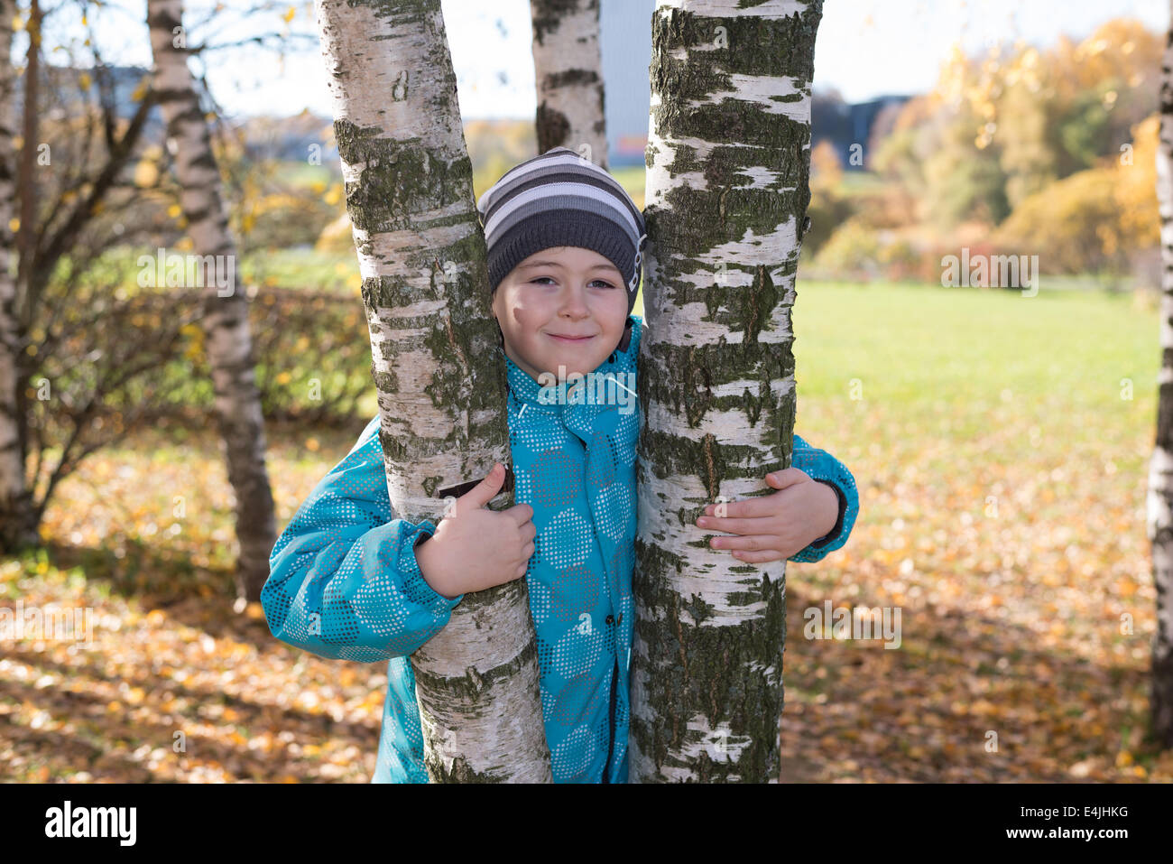 Ragazzo in autunno park Foto Stock