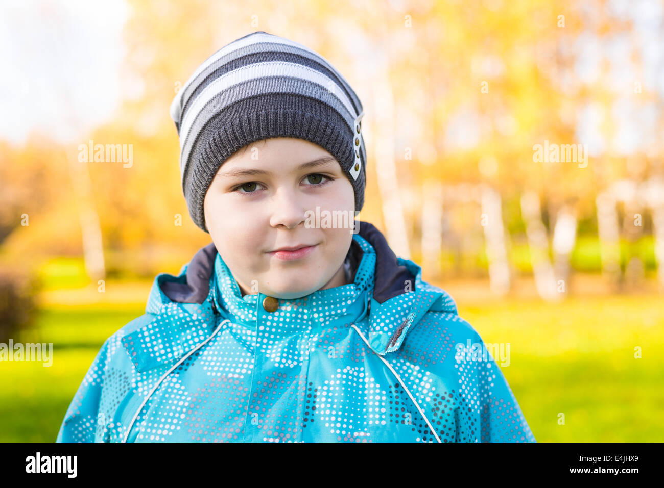 Ragazzo in autunno park Foto Stock