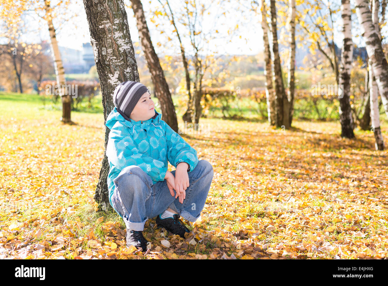 Ragazzo in autunno park Foto Stock