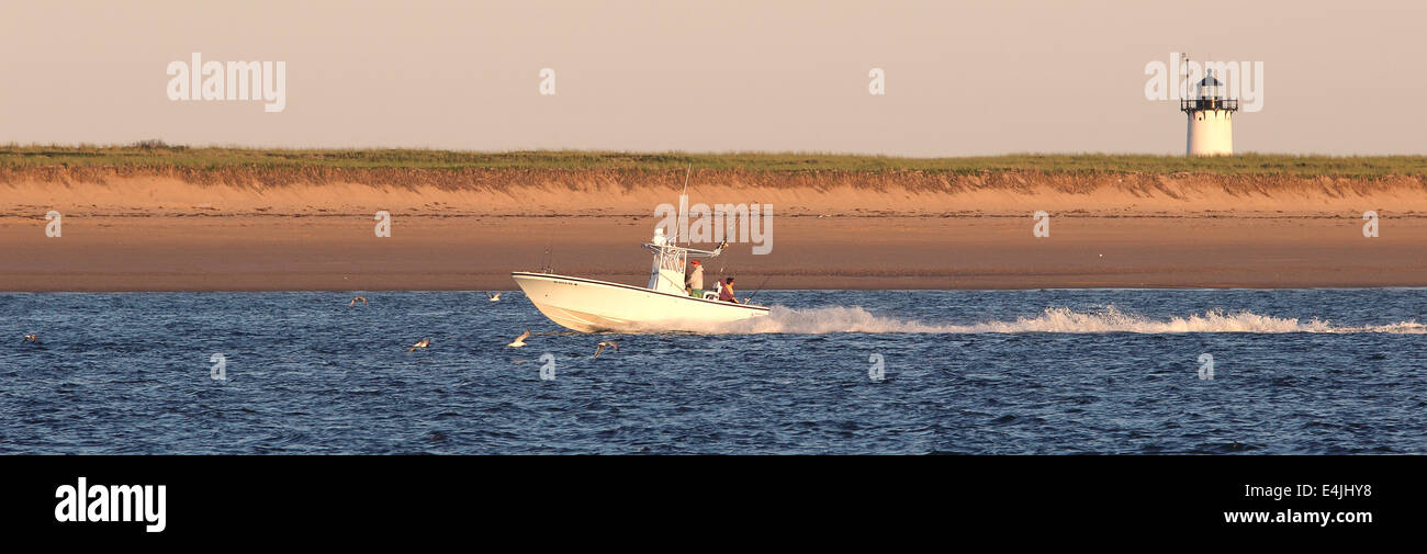Barca da pesca off a Provincetown ma gara point Lighthouse Foto Stock