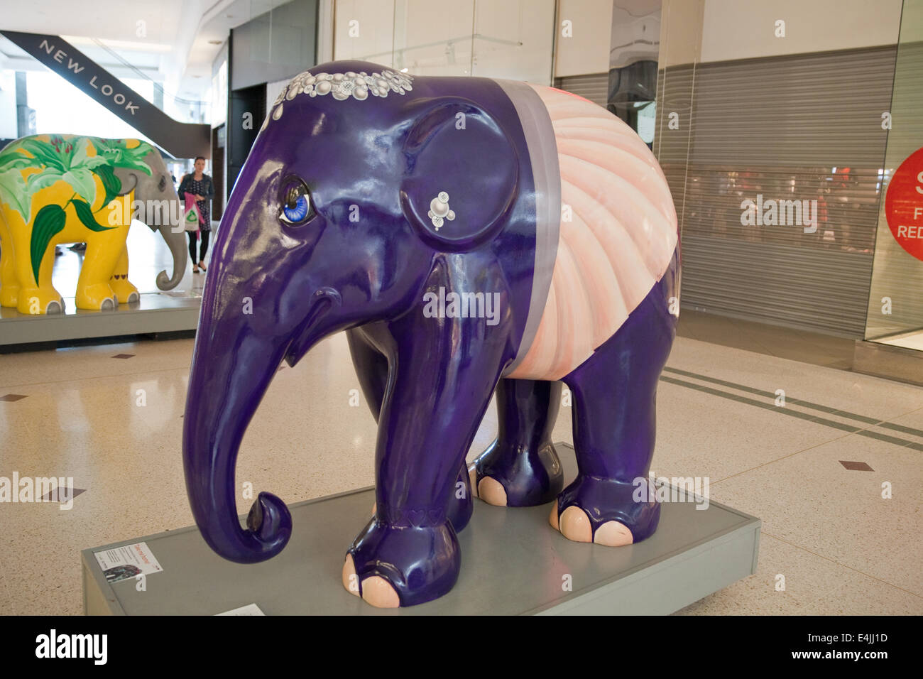 Bromley, Regno Unito, 13 luglio 2014, l'Elephant Parade visite Bromley Intu shopping centre, a Ying da Karina Choudhrie è uno dei tanti elefanti in vendita/asta per raccogliere fondi a favore dell' elefante africano Credito: Keith Larby/Alamy Live News Foto Stock