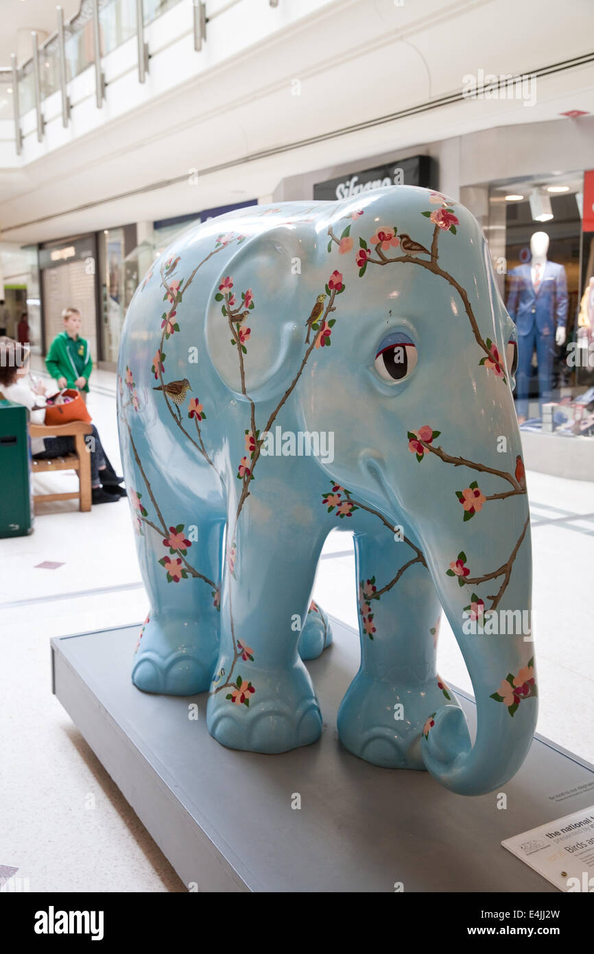 Bromley, Regno Unito, 13 luglio 2014, l'Elephant Parade visite Bromley Intu shopping centre, uccelli e fiorisce da Joanna Martin è uno dei tanti elefanti in vendita/asta per raccogliere fondi a favore dell' elefante africano Credito: Keith Larby/Alamy Live News Foto Stock