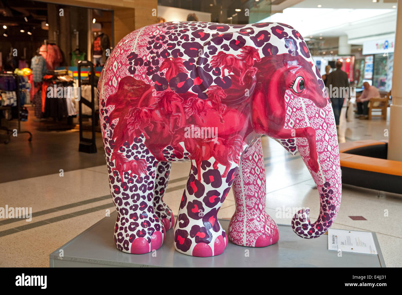 L'Elephant Parade visite Bromley Intu shopping centre, spirito di Alex Jones & Misericordia Delta è uno dei tanti elefanti in vendita/asta per raccogliere fondi per gli elefanti africani Foto Stock