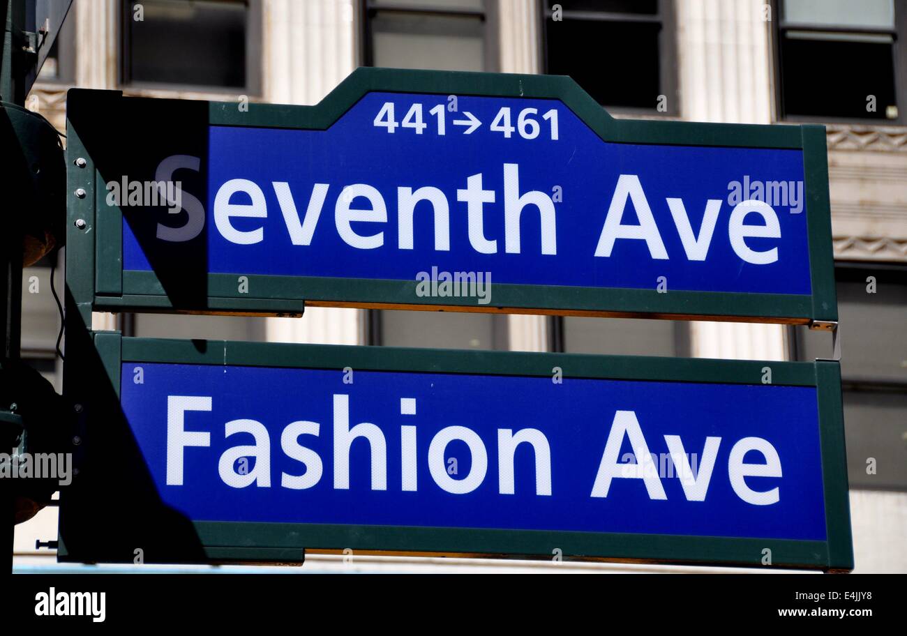 NYC: segnaletica stradale in corrispondenza di un angolo della Settima Avenue e West 34th Street nel tratto noto come Fashion Avenue Foto Stock