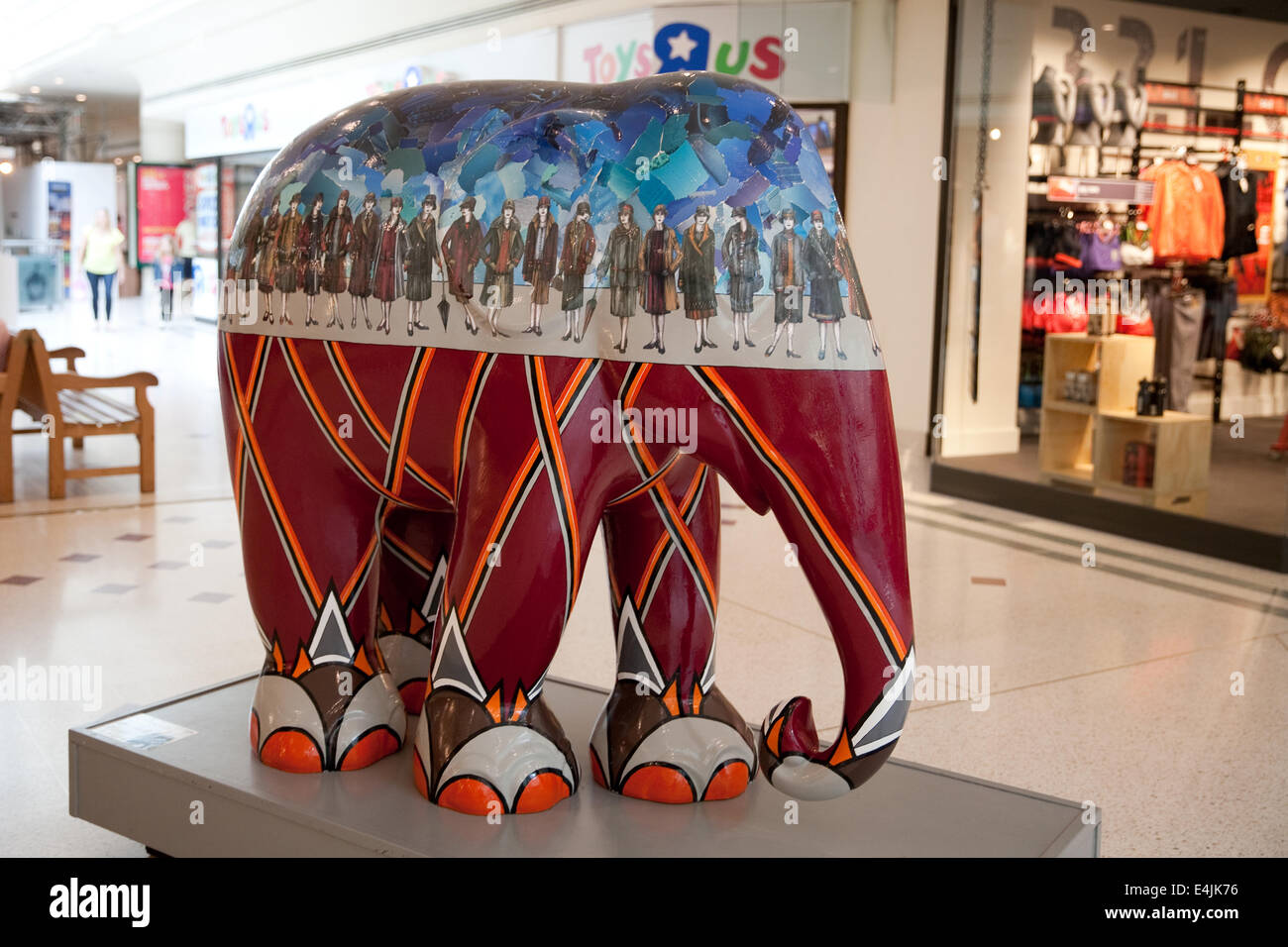 Bromley, Regno Unito,13 luglio 2014,l'Elephant Parade visite Bromley Intu shopping centre, Razzle Dazzle da Sheara Abrahams è uno dei tanti elefanti in vendita/asta per raccogliere fondi per l'elefante Asiatico Credito: Keith Larby/Alamy Live News Foto Stock