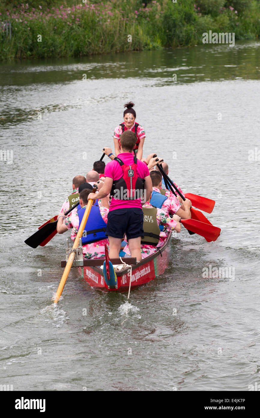 Northampton, Regno Unito 13 luglio 2014. Dragon Boat Festival di mezza estate, Prato, organizzata dal Rotary Club di Northampton con 39 squadre in evento di quest'anno. Il supporto del Warwickshire e Northamptonshire Air Ambulance. Foto Stock
