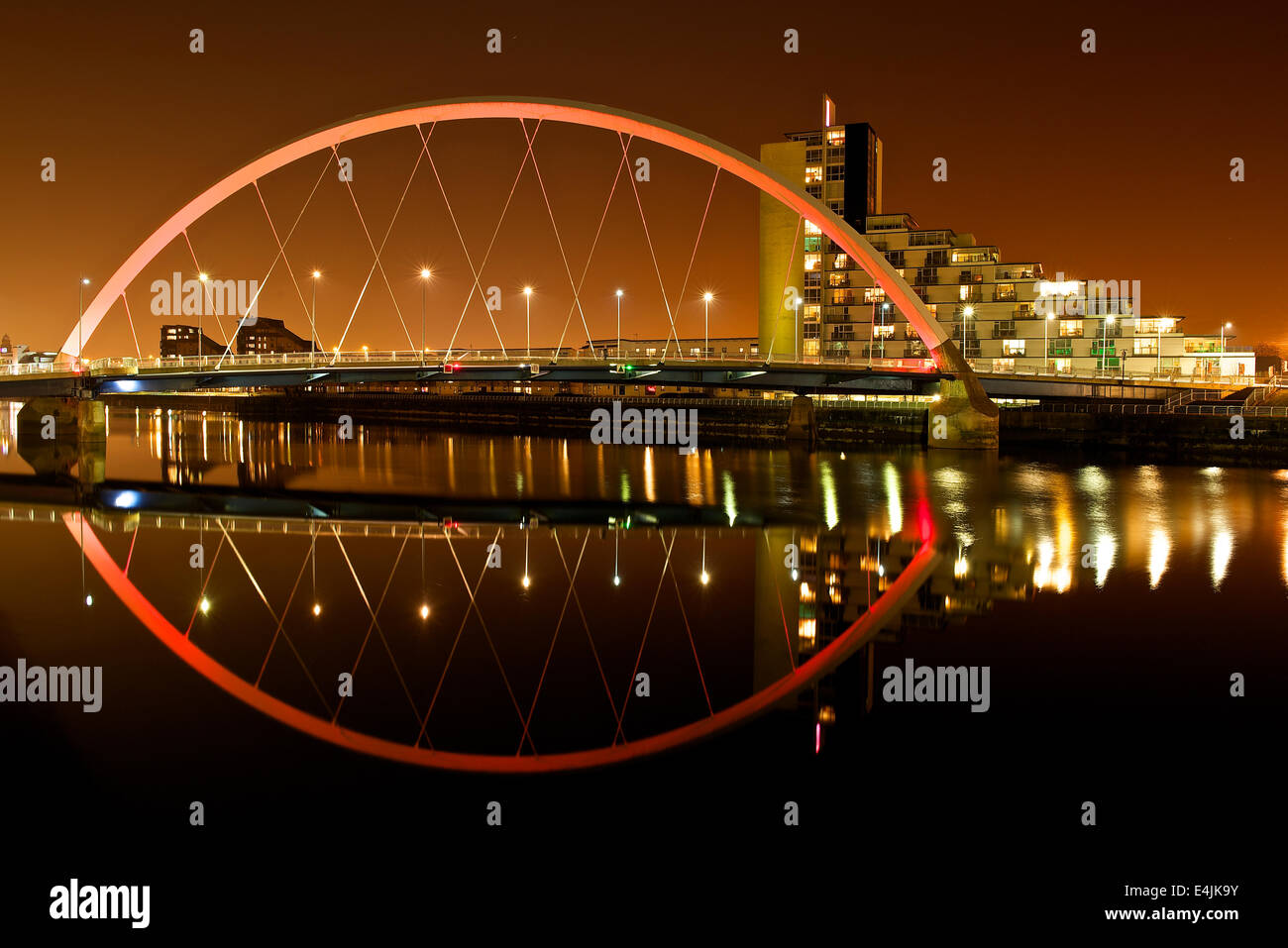 Un riflesso della squinty bridge di notte Foto Stock