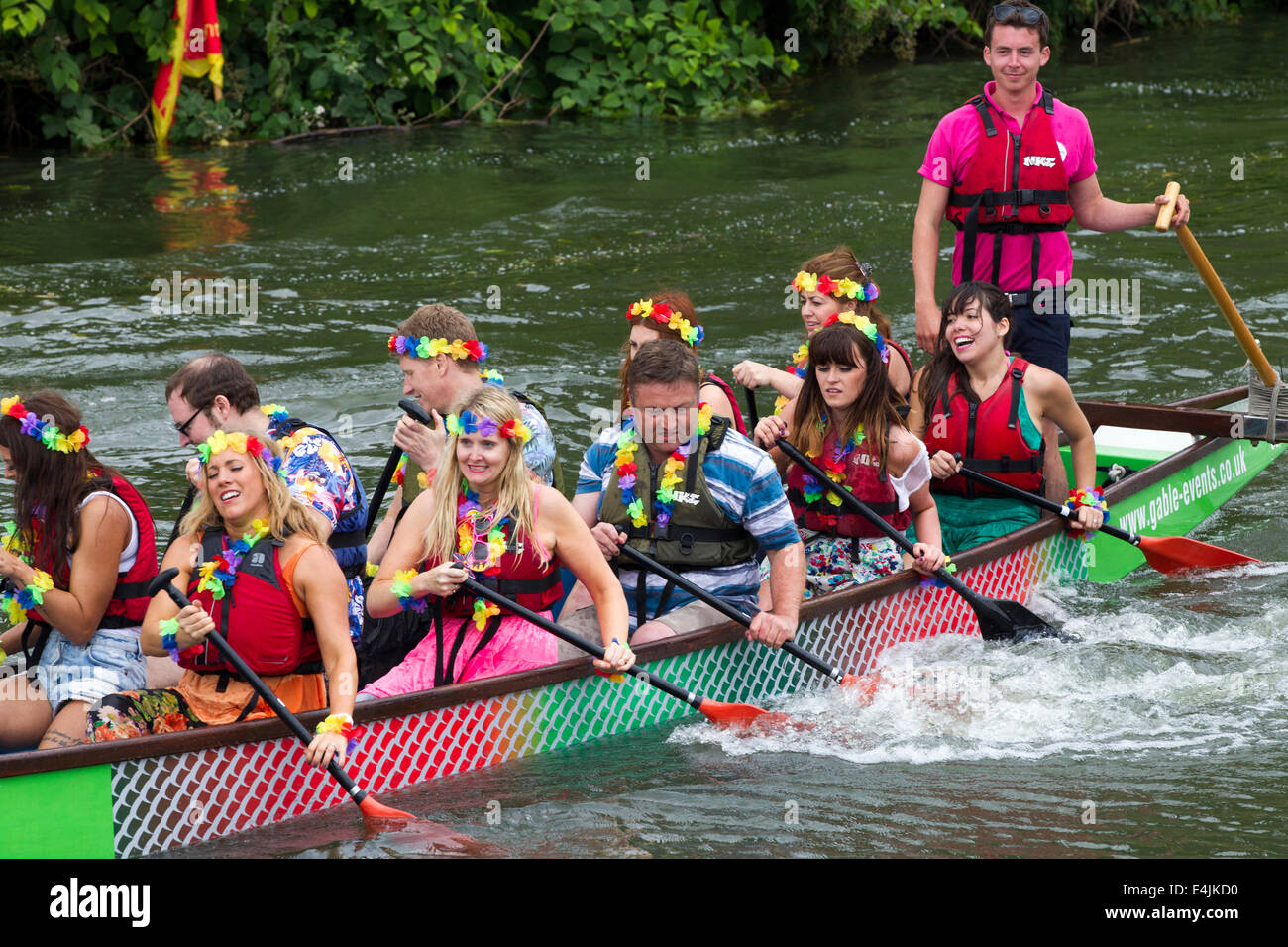 Northampton, Regno Unito 13 luglio 2014. Dragon Boat Festival di mezza estate, Prato, organizzata dal Rotary Club di Northampton con 39 squadre in evento di quest'anno. Il supporto del Warwickshire e Northamptonshire Air Ambulance. Foto Stock