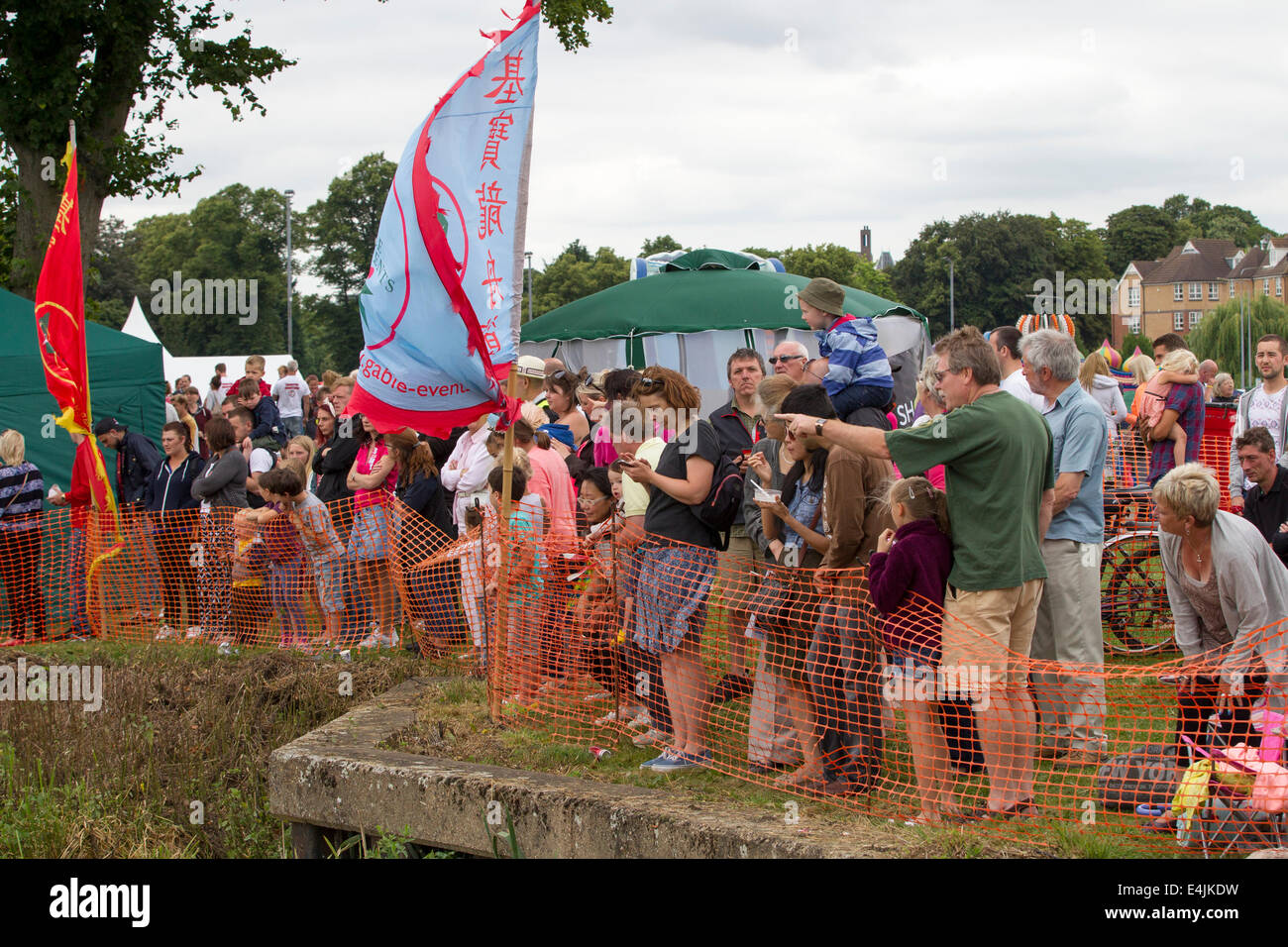 Northampton, Regno Unito 13 luglio 2014. Dragon Boat Festival di mezza estate, Prato, organizzata dal Rotary Club di Northampton con 39 squadre in evento di quest'anno. Il supporto del Warwickshire e Northamptonshire Air Ambulance. Foto Stock
