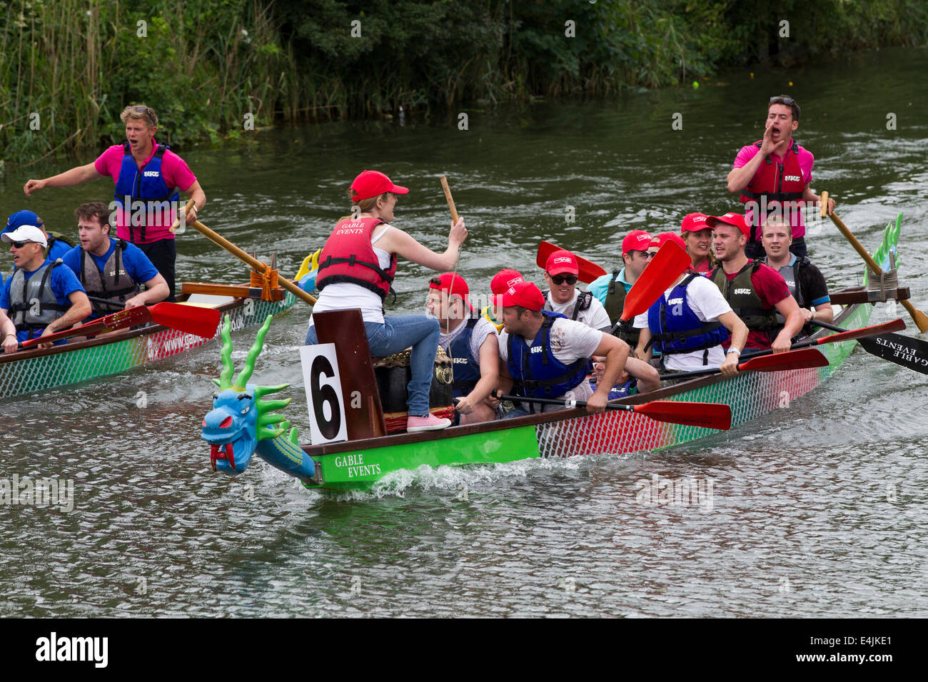Northampton, Regno Unito 13 luglio 2014. Dragon Boat Festival di mezza estate, Prato, organizzata dal Rotary Club di Northampton con 39 squadre in evento di quest'anno. Il supporto del Warwickshire e Northamptonshire Air Ambulance. Foto Stock