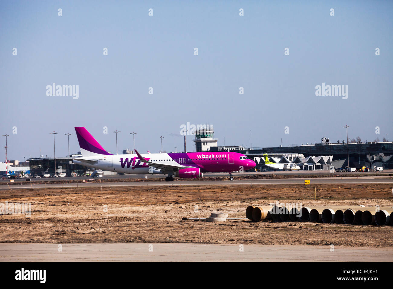 RIGA, Lettonia - 10 Aprile 2014: Wizz Air Airbus A320-232 dopo lo sbarco Aeroporto Internazionale di Riga. Wizz Air è una bassa ungherese Foto Stock