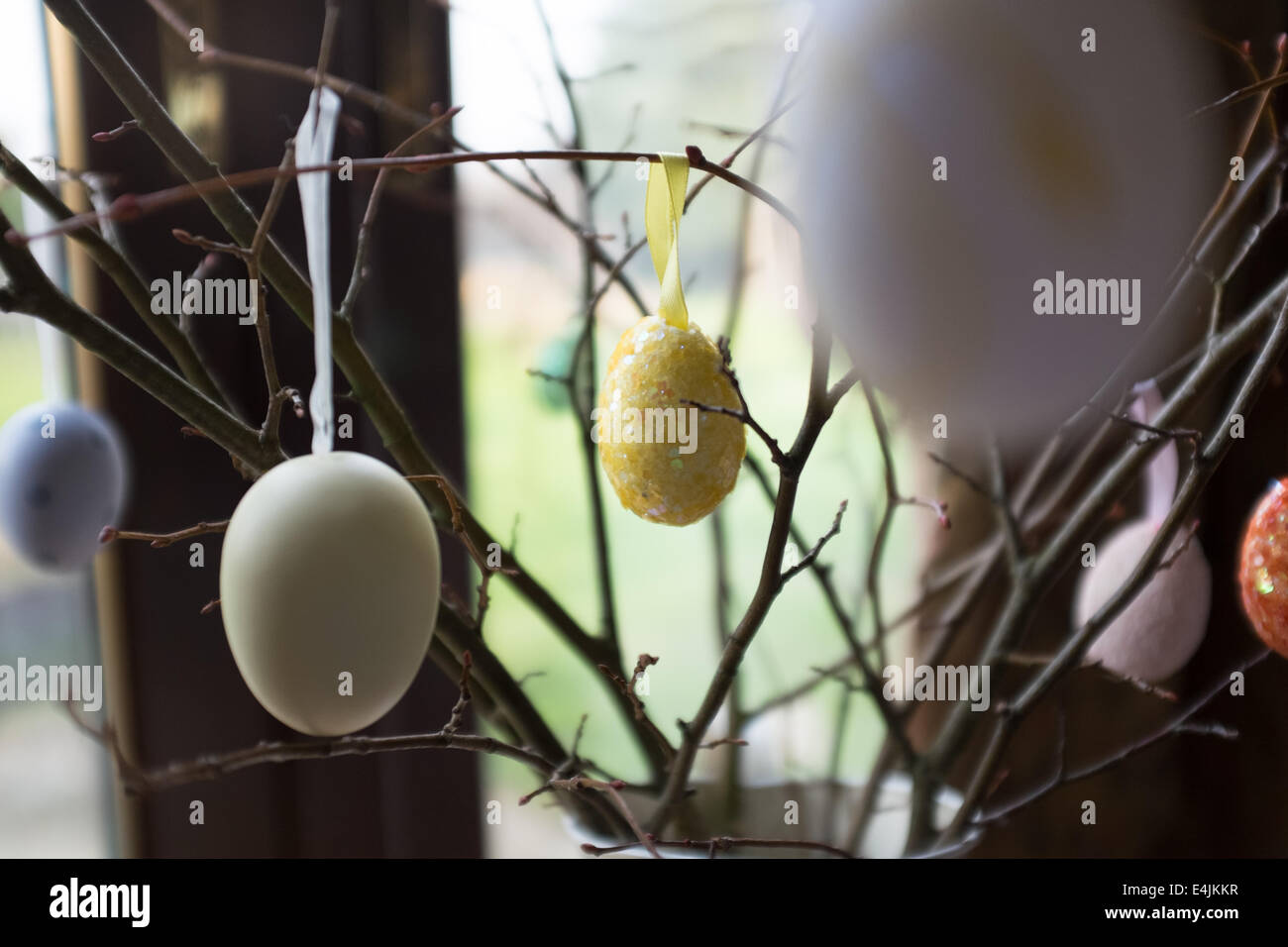 Uova pendenti da un albero di Pasqua Foto Stock