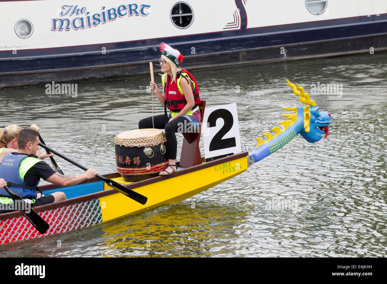 Northampton, Regno Unito 13 luglio 2014. Dragon Boat Festival di mezza estate, Prato, organizzata dal Rotary Club di Northampton con 39 squadre in evento di quest'anno. Il supporto del Warwickshire e Northamptonshire Air Ambulance. Foto Stock