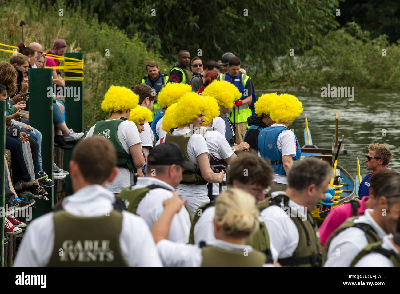 Northampton, Regno Unito 13 luglio 2014. Dragon Boat Festival di mezza estate, Prato, organizzata dal Rotary Club di Northampton con 39 squadre in evento di quest'anno. Il supporto del Warwickshire e Northamptonshire Air Ambulance. Foto Stock